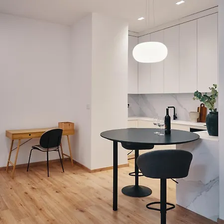 Nude Elegance نوفي ساد